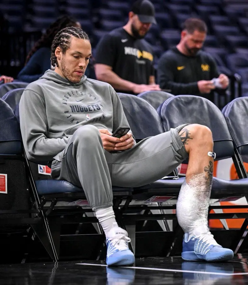 世界杯在线观看平台-谨慎对待！阿龙-戈登训练后左小腿裹着厚冰袋进行冰敷